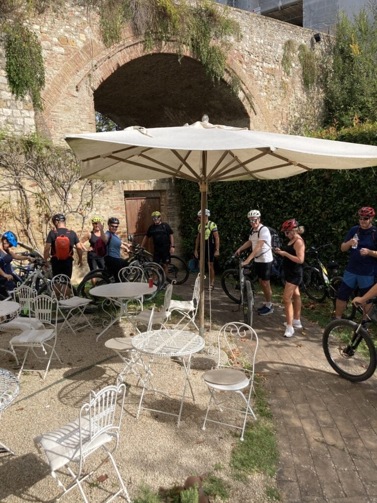 Cykelgruppe holder pause ved hyggelig udendørs café